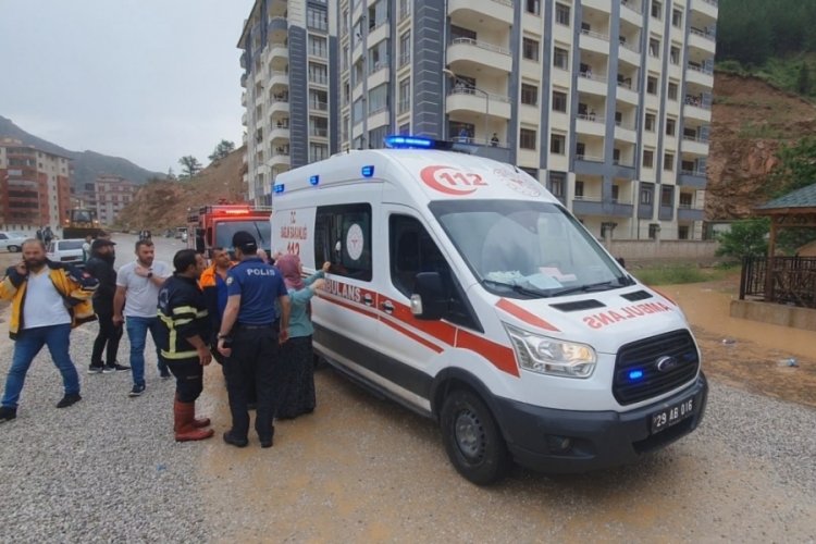 Su dolu &ccedil;ukura d&uuml;şen kız boğulmaktan son anda kurtarıldı