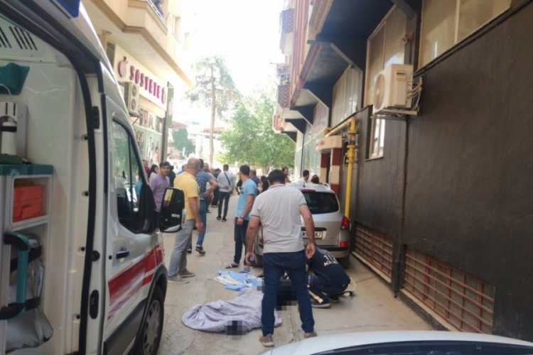 Eşinden ayrılan şahıs balkondan atlayarak intihar etti