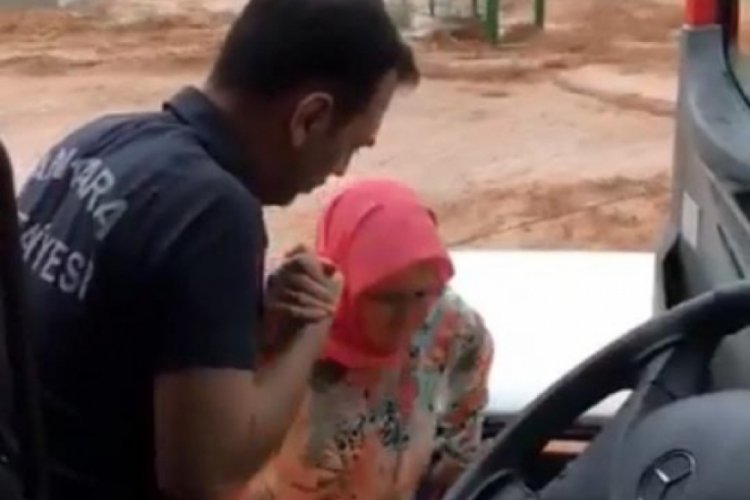 Selde otomobilde mahsur kalan ailenin kurtarıldığı anlar kamerada
