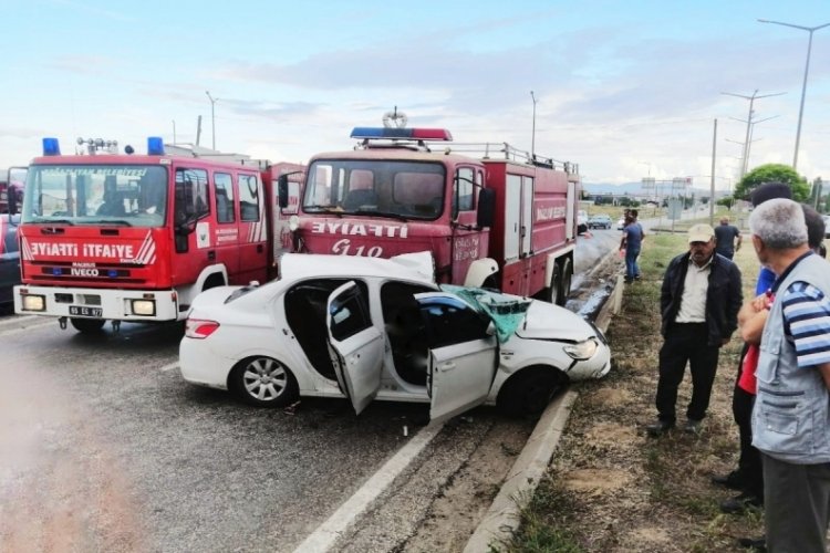 İtfaiye aracı ile otomobil &ccedil;arpıştı: 3 &ouml;l&uuml;