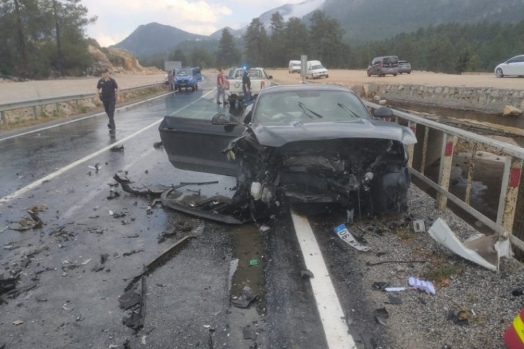 Antalya'da otomobiller kafa kafaya &ccedil;arpıştı! &Ouml;l&uuml; ve yaralılar var