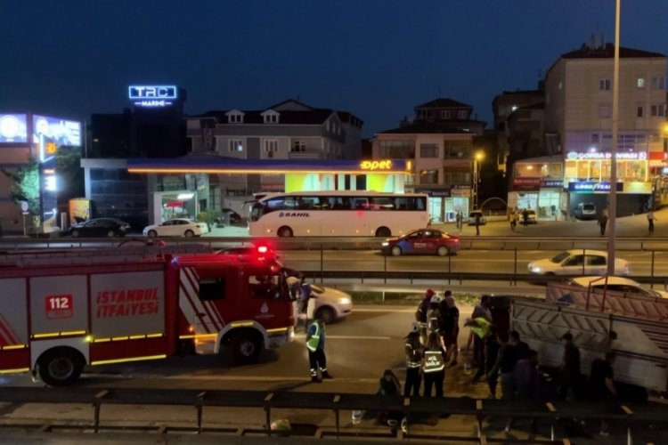 Emniyet şeridinde duran kamyonete otomobil &ccedil;arptı: 4 yaralı