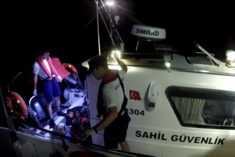 &Ccedil;anakkale a&ccedil;ıklarında 13 g&ouml;&ccedil;men kurtarıldı