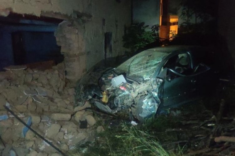 Bursa'da otomobilin evin duvarına &ccedil;arptığı kazada 1 kişi hayatını kaybetti