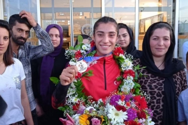 D&uuml;nya şampiyonu atlet Nevin İnce memleketi Van'da coşkuyla karşılandı