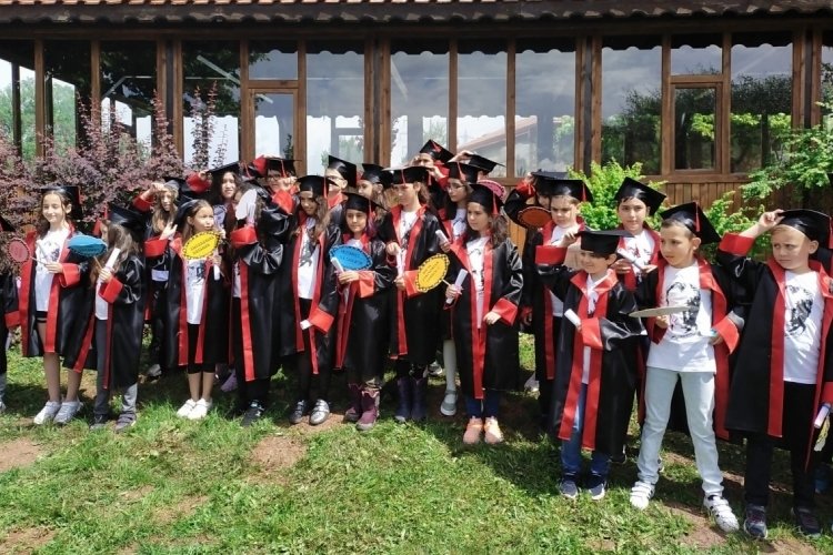 Mezuniyet sevincini piknik alanında kutladılar