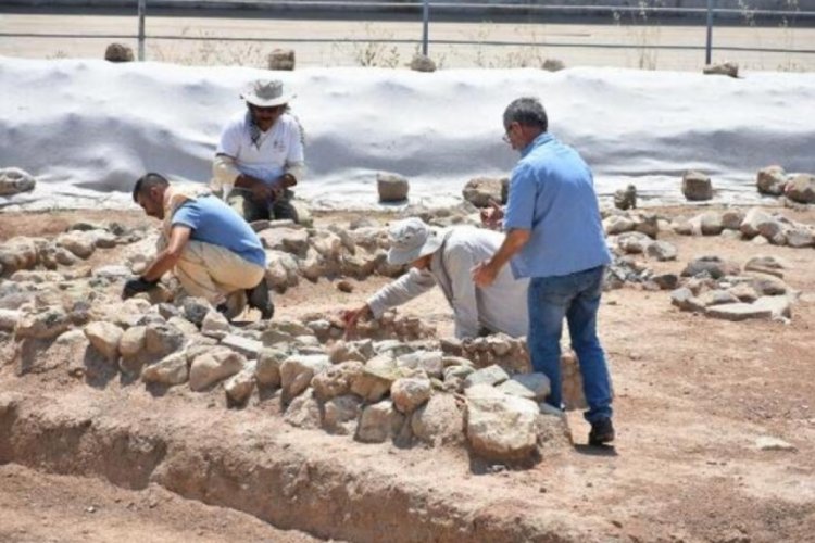 Tarihe ışık tutuyor! 8 bin 200 yıllık kesici aletler g&uuml;n y&uuml;z&uuml;ne &ccedil;ıkarıldı.