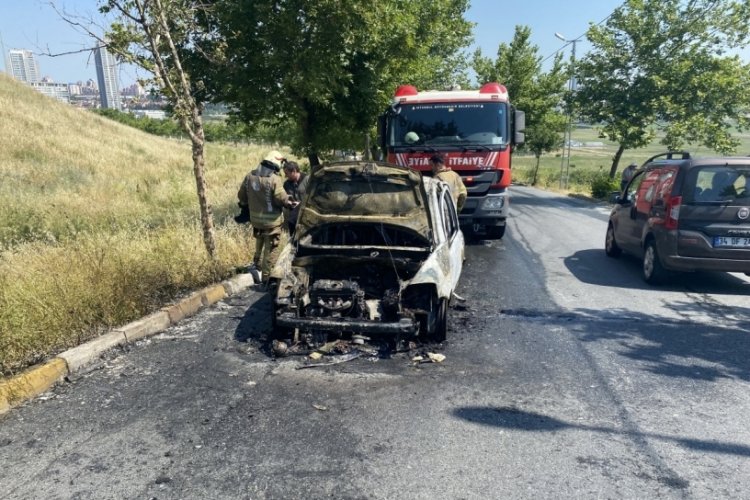 İstanbul'da otomobil alev alev yandı