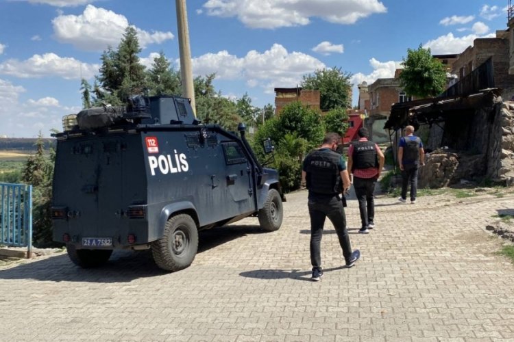 Diyarbakır'da sokak ortasındaki silahlı kavgada, kadın ve &ccedil;ocuklar arada kaldı
