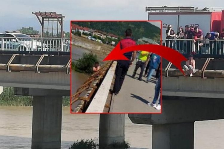 Korku dolu bakışlar arasında kendini k&ouml;pr&uuml;den aşağıya bıraktı