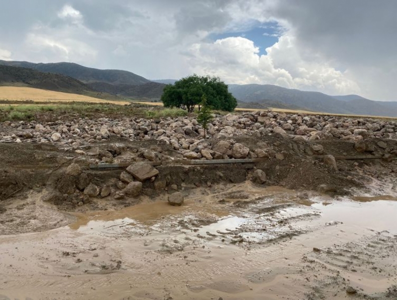 Sağanak yağış  Şerefliko&ccedil;hisar-Aksaray kara yolunda ulaşımı aksattı