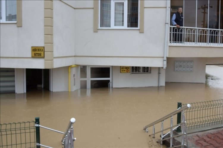 Konya'da sağanak nedeniyle iş yerlerinde su baskınına neden oldu