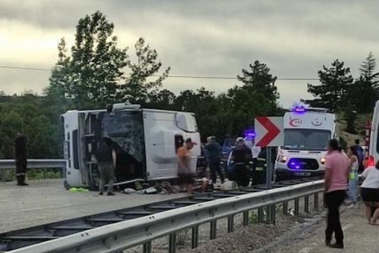 Turistleri taşıyan otob&uuml;s yan yattı: 1 &ouml;l&uuml;, 22 yaralı