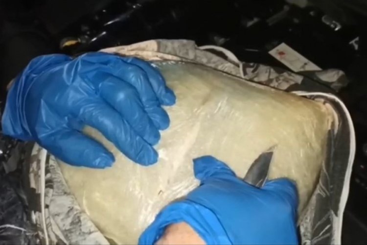 Aracın motor kısmına 5 kilo uyuşturucu ele ge&ccedil;irildi