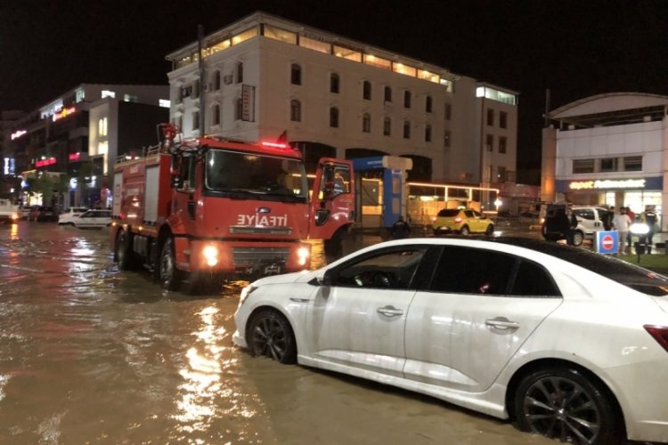Elazığ'da sağanak y&uuml;z&uuml;nden onlarca ara&ccedil; yolda kaldı