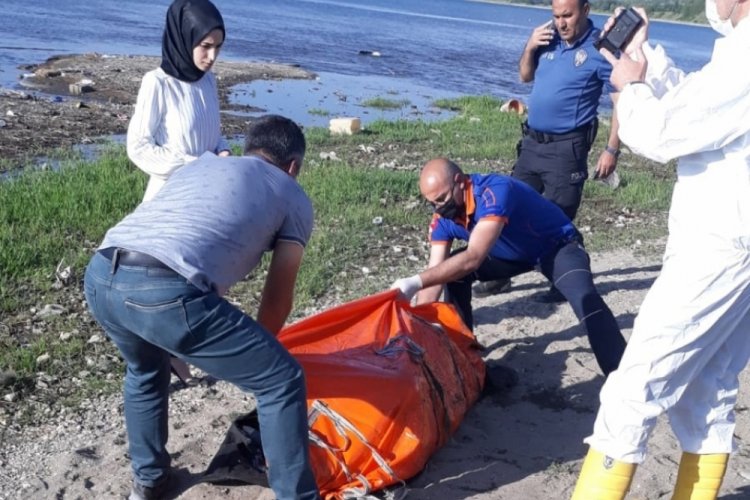 Van G&ouml;l&uuml; kıyısında erkek cesedi şoku