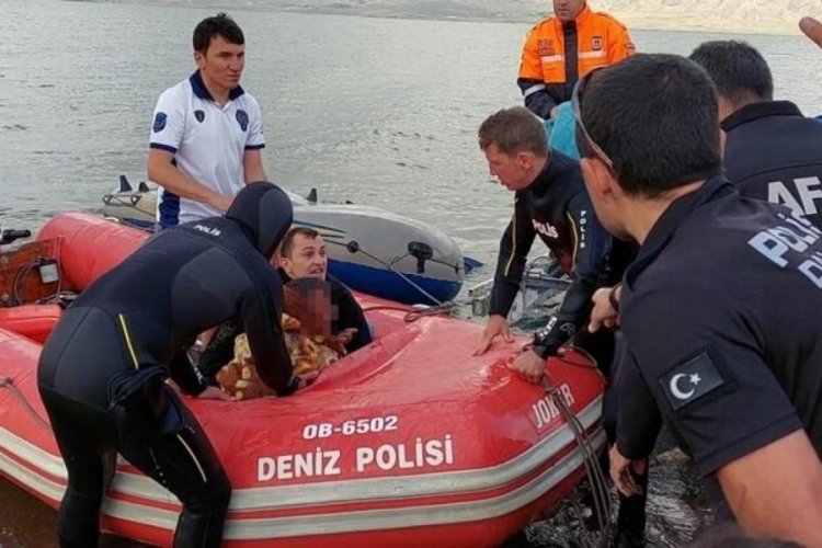 Şişme botuyla Er&ccedil;ek G&ouml;l&uuml;'nde mahsur kaldı