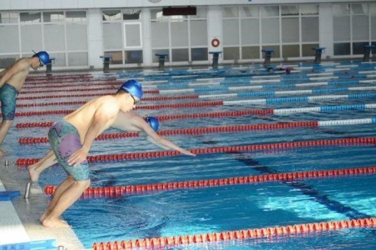 Otizmli Enes'in hayatı, y&uuml;zme sporu ile değişti