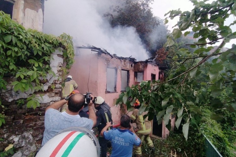 Bursa'da metruk binada &ccedil;ıkan yangın paniğe neden oldu
