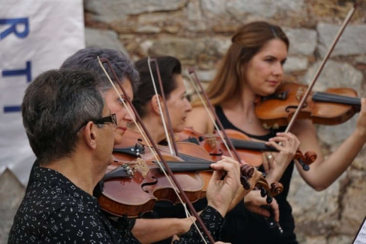 Tarihi kalıntıda klasik m&uuml;zik dinletisi