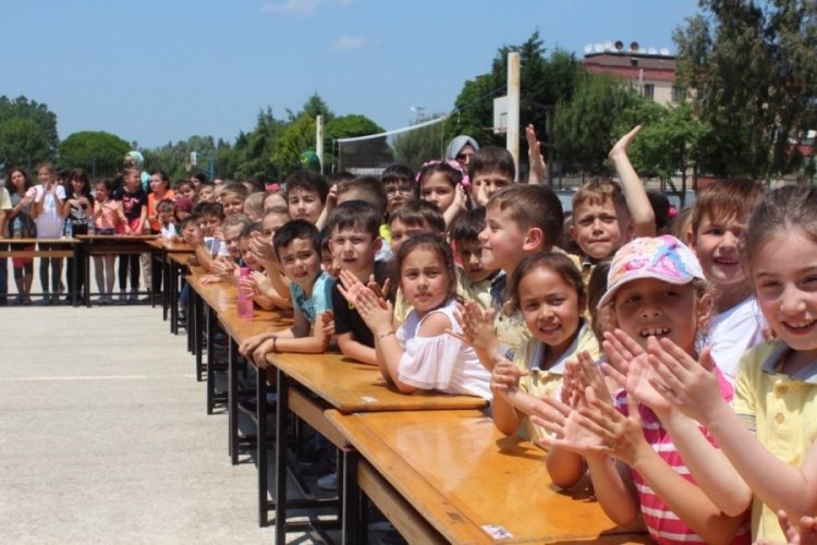 &Ccedil;arşamba Belediyesi 7 bin 500 &ccedil;ocuğu sevindirdi