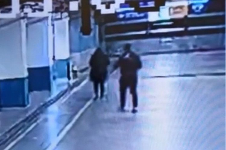 67 milyonluk vurgun! Mağdurun ş&uuml;phelilere parayı teslim ettiği anlar kamerada