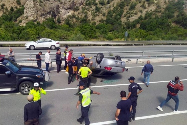 Lastiği patlayan otomobil takla attı: 2 yaralı
