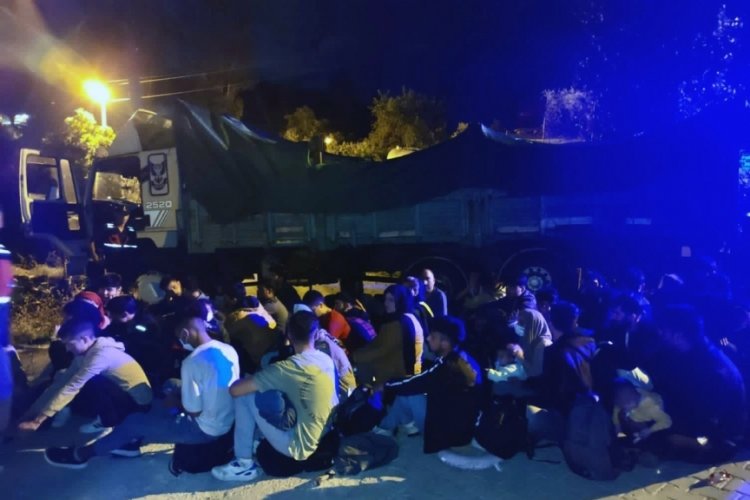 Kamyon kasasında 96  g&ouml;&ccedil;men yakalandı