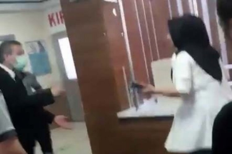 Hastanede g&ouml;revlilerle tartışan şahıs ortalığı birbirine kattı