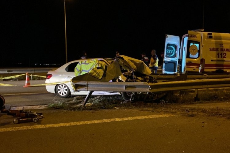 Kavşakta bariyerlere giren otomobilde can pazarı: 2 &ouml;l&uuml;, 2 yaralı
