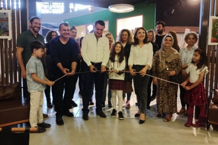 Minik Ressam Azra Saka ilk sergisini a&ccedil;tı