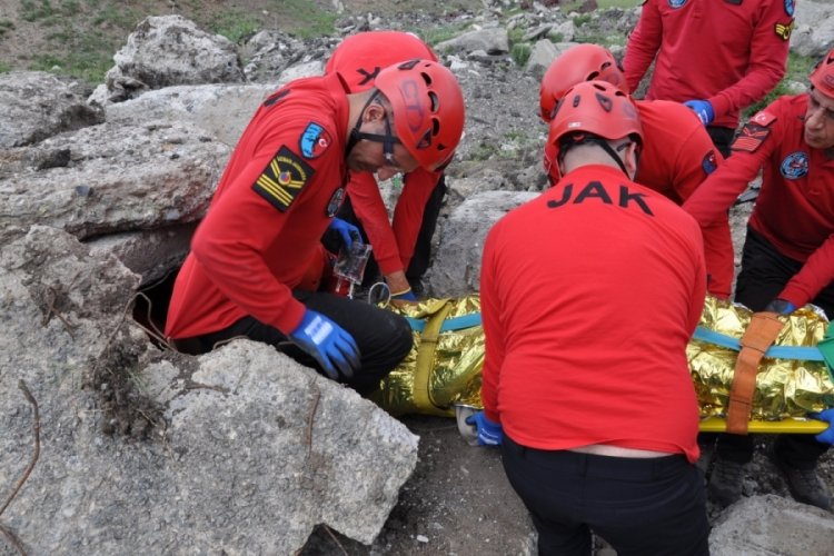 Kars'ta ger&ccedil;eğini aratmayan deprem tatbikatı