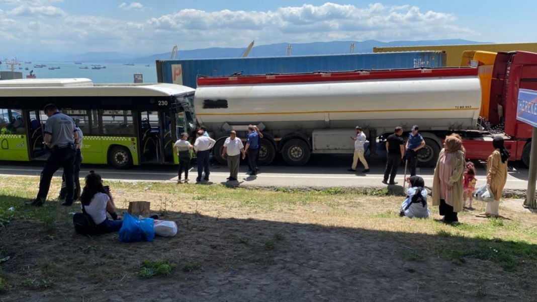 Halk otob&uuml;s&uuml;, tankere &ccedil;arptı: 11 yaralı