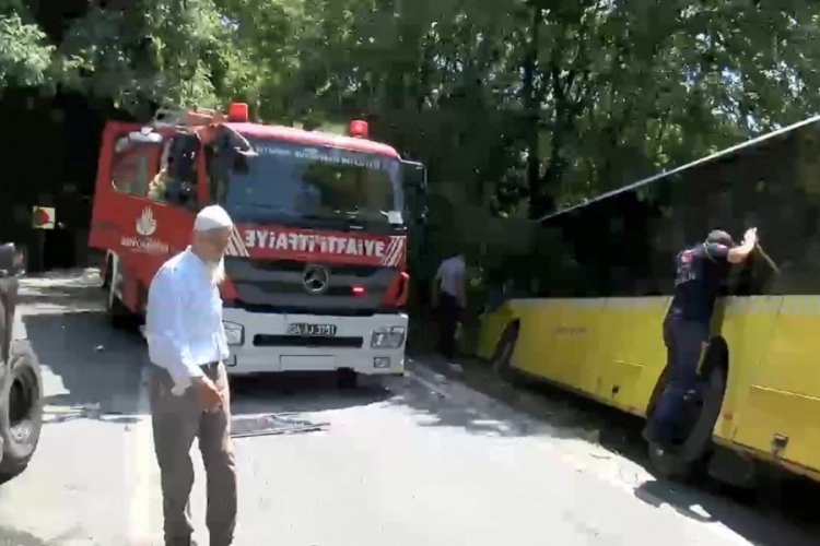 İETT otob&uuml;s&uuml; kaza yaptı, yaralılar var