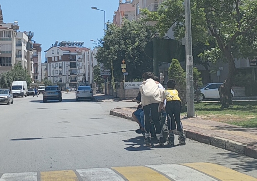 Antalya'da 5 &ccedil;ocuğun trafikteki tehlikeli yolculuğu pes dedirtti