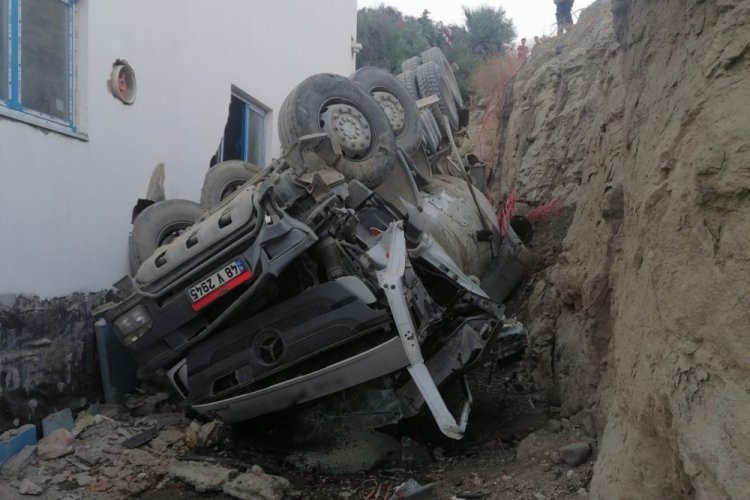 Manevra yapan beton mikseri takla attı