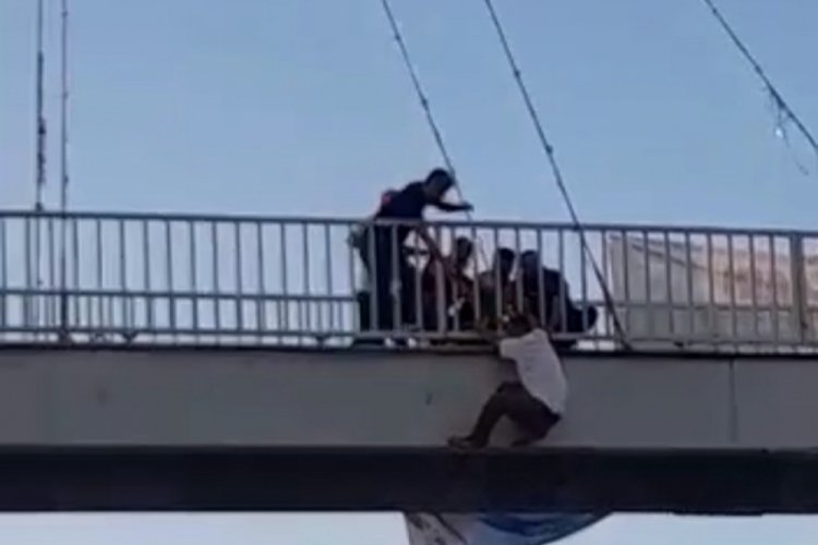 İntihara teşebb&uuml;s eden gen&ccedil;, ikna edilerek indirildi