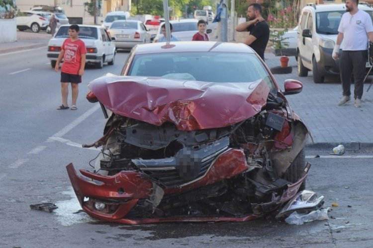 2 otomobilin &ccedil;arpıştığı kazada, 5 kişi yaralandı
