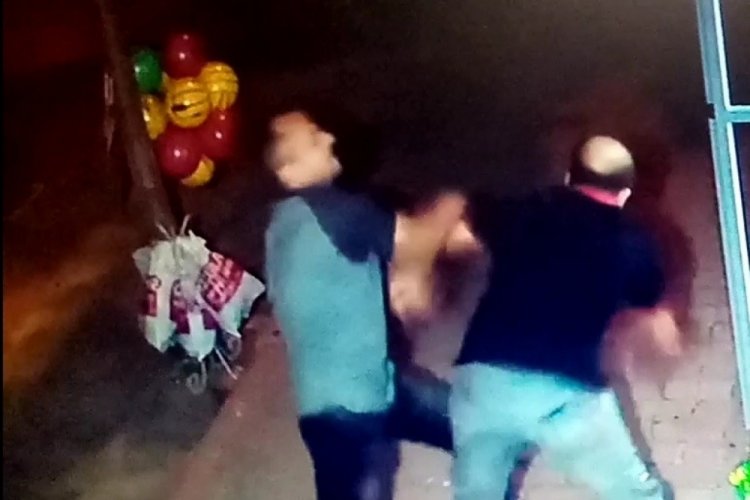 Alkol y&uuml;z&uuml;nden yumrukladığı arkadaşını hastanelik etti