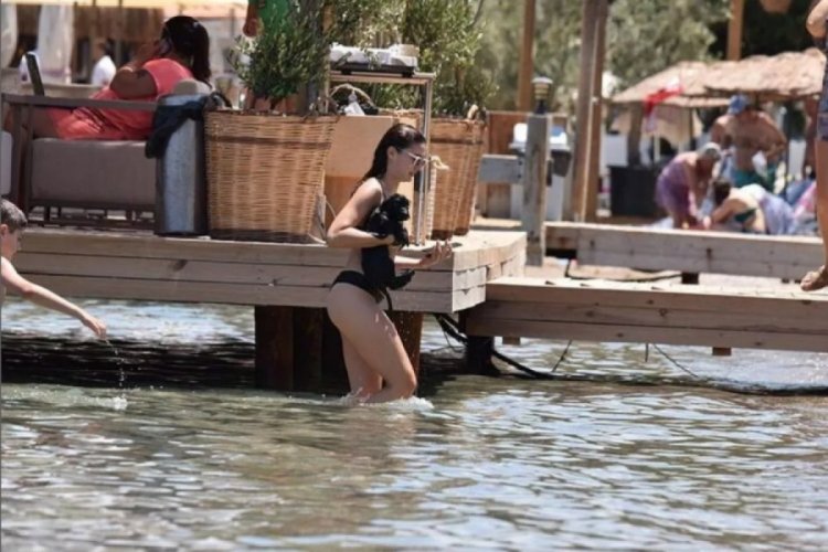 Burcu &Ouml;zberk, k&ouml;peğiyle tatile &ccedil;ıktı