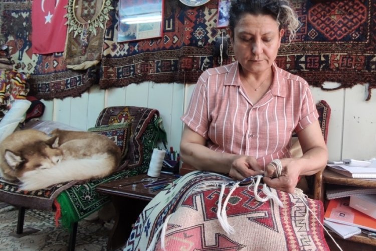 Bursa'da tarihi halıları tamir ederek ilk g&uuml;nk&uuml; ihtişamına kavuşturuyor