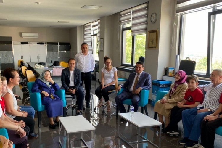 Yaptırdığı okulun &ouml;ğrencileri &ccedil;i&ccedil;eklerle karşıladı