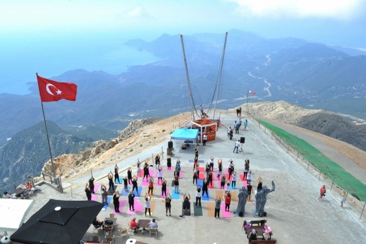 Antalya'da dağın zirvesinde pilates yaptılar
