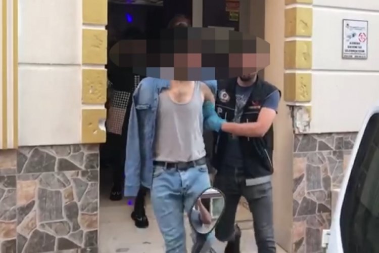 Evlerinde uyuşturucu yetiştiren yabancı uyruklu &ccedil;ifte g&ouml;zaltı