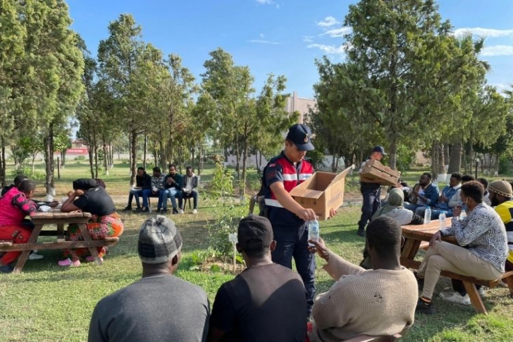 İzmir'de onlarca ka&ccedil;ak g&ouml;&ccedil;men yakalandı