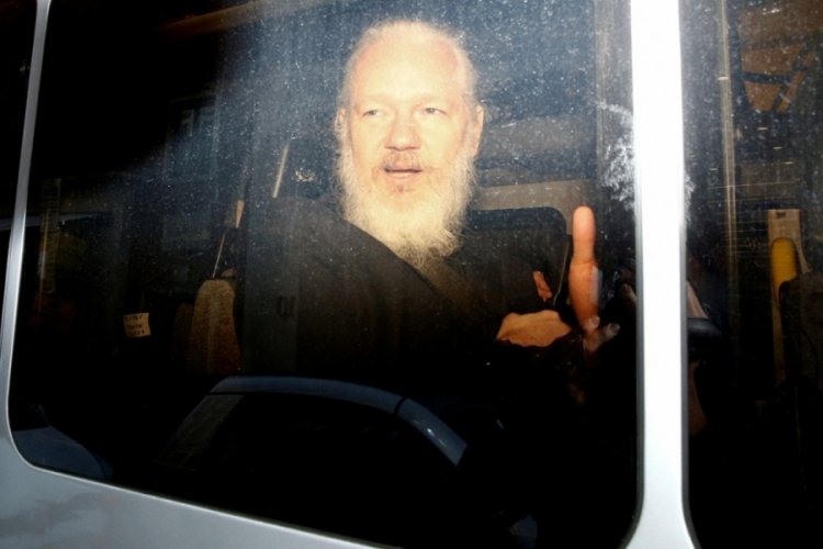 Priti Patel, Julian Assange'ın iade edilmesine dair kararı imzaladı