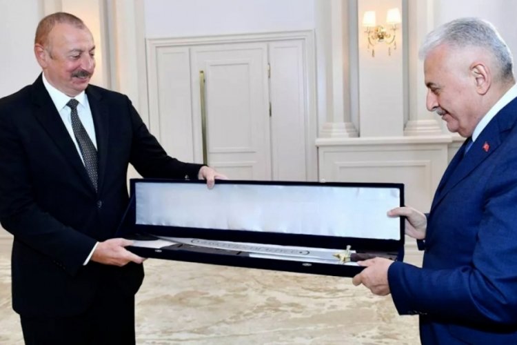 AK Parti Genel Başkan vekili Yıldırım'dan İlham Aliyev'e 'Fatih kılıcı' hediyesi