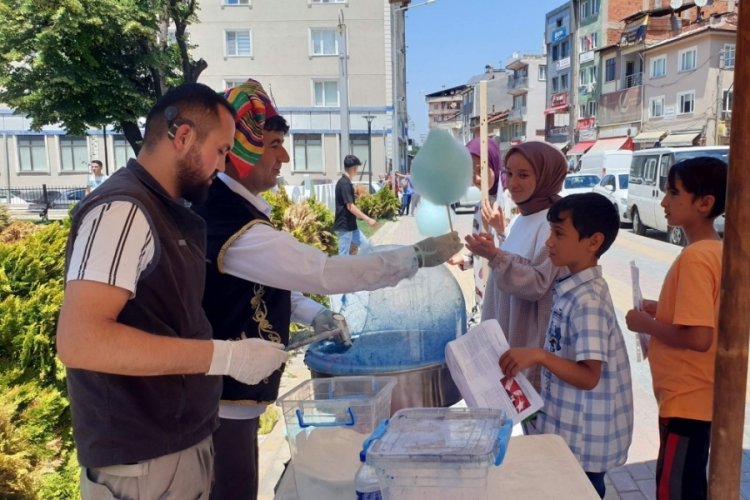 Bursa'da karnesini g&ouml;t&uuml;rene dondurma ve pamuk şekeri