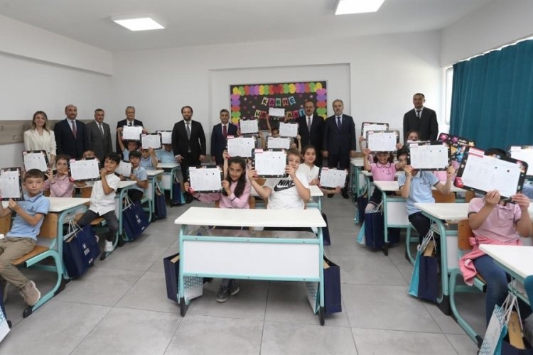 Bursa'da &ouml;ğrenciler karne coşkusu yaşadı
