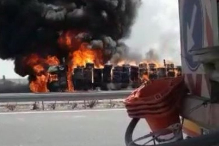 Başkent'te saman y&uuml;kl&uuml; tır alev topuna d&ouml;nd&uuml;